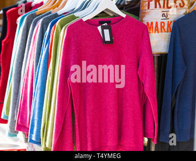 Pullover hängt auf einem Kleiderbügel im Store, Neuseeland. Mit selektiven Fokus Stockfoto