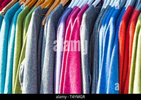 Pullover hängt auf einem Kleiderbügel im Store, Neuseeland. Close-up Stockfoto