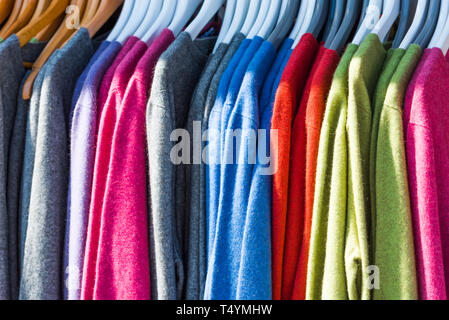 Pullover hängt auf einem Kleiderbügel im Store, Neuseeland. Close-up Stockfoto