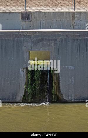 Sturmabfluß entlang des Los Angeles River Stockfoto