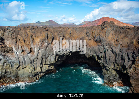 Die Höhlen von Los Hervideros, entlang der Küste der Insel Lanzarote, werden durch die Erosion des Atlantik an der vulkanischen Felsen Stockfoto