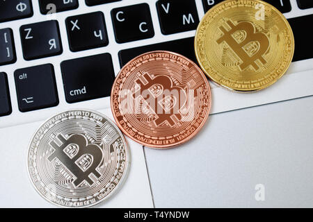 Gold Währung bitcoin Währung auf der Tastatur laptop computer, Electronic Finance Konzept. Bitcoin Münzen. Stockfoto