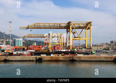 Genua, Italien - Kräne und die Container Terminal der Hafen Genua Stockfoto