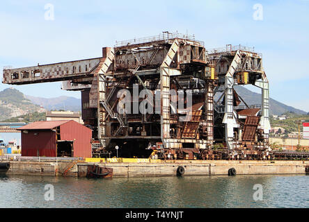 Hafen Genua, Italien - Rusty industriellen Strukturen am Container Port Terminal Stockfoto