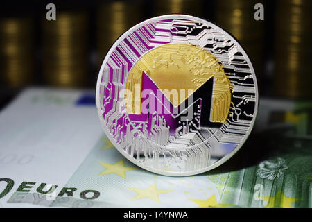 Münze physikalischen Monero XMR mit einem rosa Farbton. Das Konzept der cryptocurrency. Stockfoto