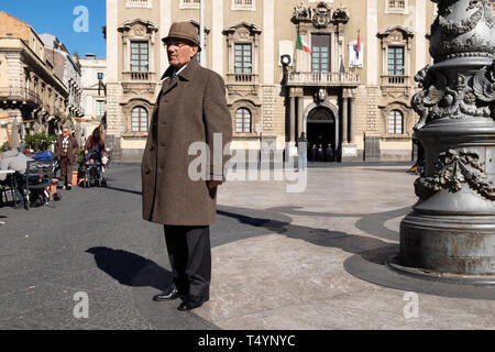 Sizilien, Italien - Januar 21, 2016: Unbekannter alter Mann im traditionellen Verschleiß am Piazzo Dom heute Morgen in Catania. Stockfoto