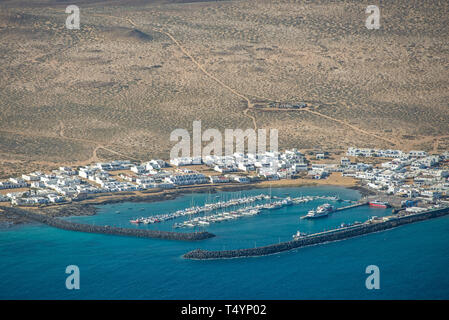 Blick auf die Insel La Graciosa Hafen. La Graciosa ist eine kleine Insel in der Nähe von Lanzarote auf den Kanarischen Inseln, wo es keine asphaltierten Straßen Stockfoto