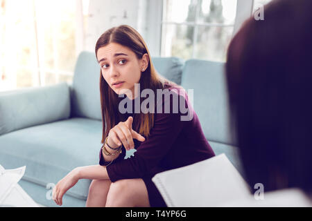 Betroffenen müde attraktive junge-erwachsene Frau in psychologischer Therapie Stockfoto