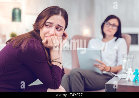 Traurig traurig braunhaarige Frau weinen beim Besuch einer phycologist Stockfoto