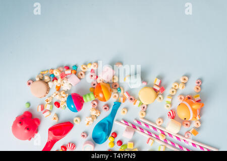 Mädchen geburtstag Dekorationen. Blauer Tisch Einstellung von oben mit Muffins, Drinks und Party Gadgets. Hintergrund Layout mit Freier Text. Stockfoto