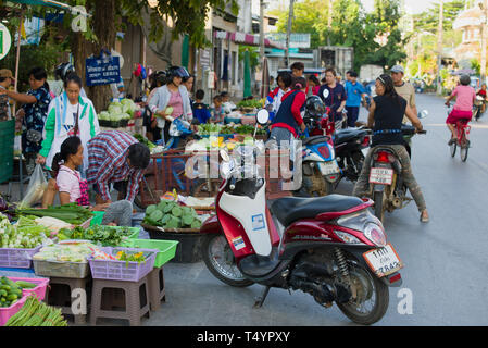 SUKHOTAI, THAILAND - Dezember 25, 2018: sonnigen Tag auf der Straße Gemüsemarkt Stockfoto