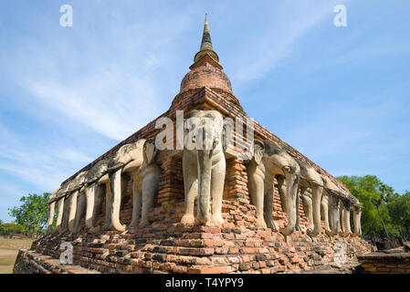 Stupa der buddhistischen Tempel Wat Sorasak close-up an einem sonnigen Tag. Sukhothai, Thailand Stockfoto