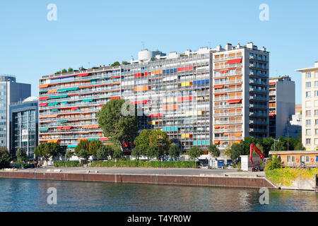 Stadt Szene, Fluss Seine, Wohnanlagen, bunten Markisen, urban Paris;  Frankreich; Sommer, horizontal Stockfotografie - Alamy