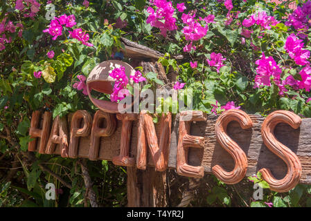 Glück Schild am Eingang zu einem Ferienlager auf der thailändischen Insel Koh phangan, Thailand, Asien. Stockfoto