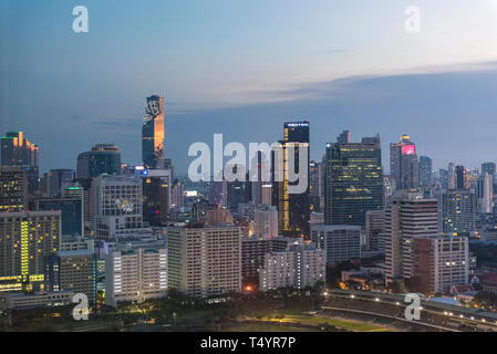 Die Skyline von Bangkok am Abend mit hohen Gebäuden und Wolkenkratzern über der Stadt in Thailand. Stockfoto