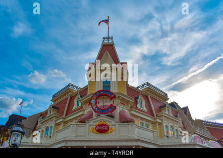 Orlando, Florida. März 19, 2019. Panoramablick auf Frontierland und Cinderella's Castle in Magic Kingdom in Walt Disney World (3) Stockfoto