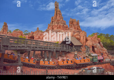 Orlando, Florida. März 19, 2019. Leute genießen Big Thunder Mountain Raildroad in Magic Kingdom in Walt Disney World (1) Stockfoto