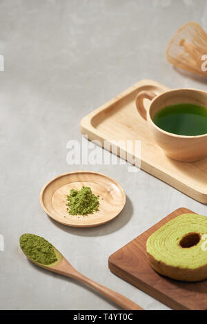 Green Matcha Baumkuchen Japanische roll Kuchen mit Matcha, selektiver Fokus Stockfoto