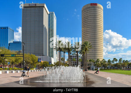 Tampa Bay, Florida. März 02, 2019 Brunnen und Wolkenkratzern auf Curtis Hixon Waterfront Park. Stockfoto