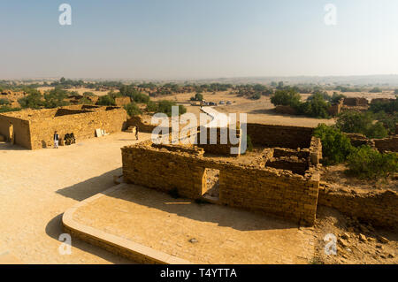 Jaisalmer, Indien - ca. 2017: Luftaufnahme des unheimlichen Ruinen des kumbalgarh Jaisalmer, Rajasthan, Indien. Dieses beliebte Reiseziel ist sagte zu Stockfoto