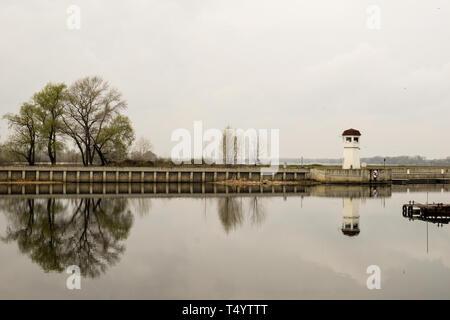 Kleinen Leuchtturm auf einer kleinen Insel. Leuchtturm ist in einer Stadt Kremenchug, Ukraine. Stockfoto
