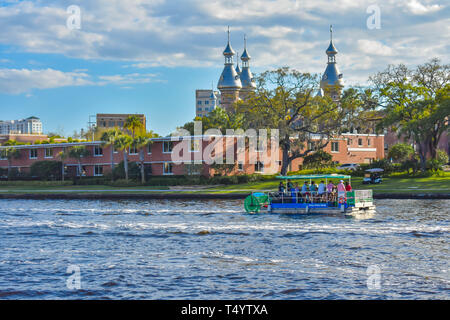 Tampa Bay, Florida. März 02, 2019 Tretboot mit Leuten trinken auf Hillsborough River und teilweisen Blick auf Henry B. Plant Museum in der Innenstadt. Stockfoto