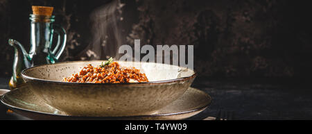 Pasta Fusilli mit Tomaten Rindfleisch Bolognese Sauce. Traditionelle italienische Küche. Lange breite Banner. Für Text platzieren. Stockfoto