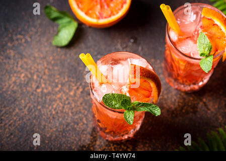 Negroni Cocktail mit Orangen und Eis Stockfoto