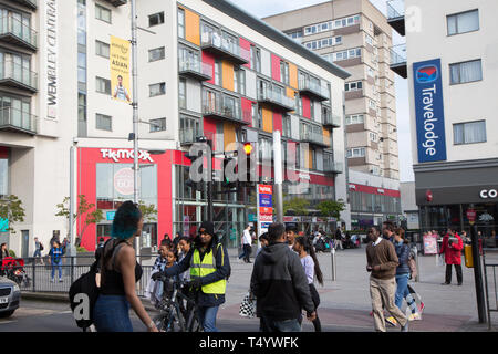 Fußgänger High Road, Wembley, vor einer modernen Einkaufs- und wohnraumentwicklung im Wembley Central. Stockfoto