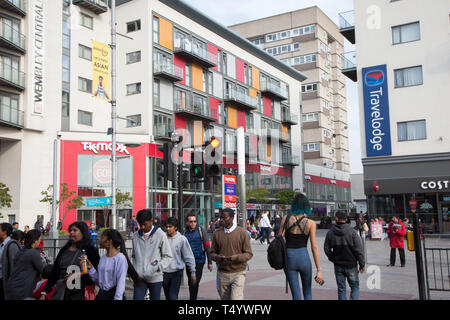 Fußgänger High Road, Wembley, vor einer modernen Einkaufs- und wohnraumentwicklung im Wembley Central. Stockfoto