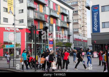 Fußgänger High Road, Wembley, vor einer modernen Einkaufs- und wohnraumentwicklung im Wembley Central. Stockfoto