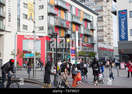 Fußgänger High Road, Wembley, vor einer modernen Einkaufs- und wohnraumentwicklung im Wembley Central. Stockfoto