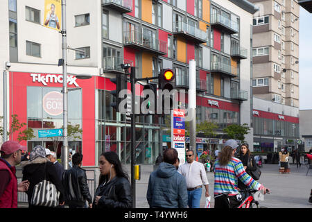 Fußgänger High Road, Wembley, vor einer modernen Einkaufs- und wohnraumentwicklung im Wembley Central. Stockfoto