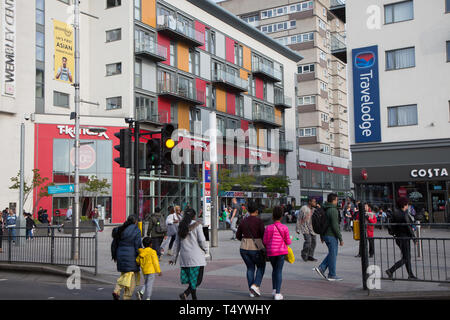 Fußgänger High Road, Wembley, vor einer modernen Einkaufs- und wohnraumentwicklung im Wembley Central. Stockfoto