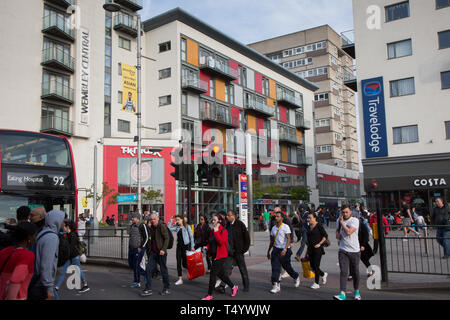 Fußgänger High Road, Wembley, vor einer modernen Einkaufs- und wohnraumentwicklung im Wembley Central. Stockfoto