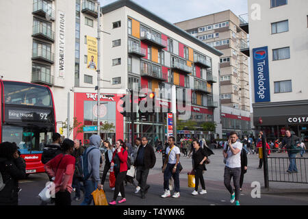 Fußgänger High Road, Wembley, vor einer modernen Einkaufs- und wohnraumentwicklung im Wembley Central. Stockfoto