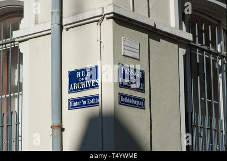 Mulhouse, zweisprachige Straßentafeln - Mulhouse, zweisprachige Ortsschilder Stockfoto