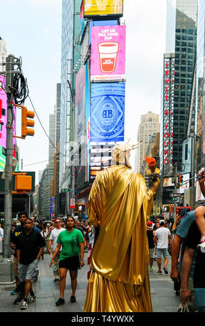 New York City, New York, USA 2016-05-29: Rückansicht der staue of liberty Imitator auf überfüllten Straße am Times Square Stockfoto