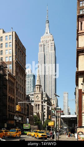 New York City, NY, USA 2016-05-28: Low Angle View der Wolkenkratzer in Midtown Manhattan an sonnigen Sommertagen Stockfoto