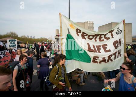 Das Aussterben Rebellion Besetzung der Waterloo Bridge in London, Großbritannien, am 18. April 2019. Stockfoto