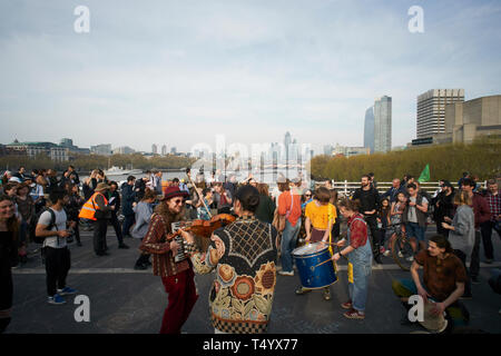 Das Aussterben Rebellion Besetzung der Waterloo Bridge in London, Großbritannien, am 18. April 2019. Stockfoto