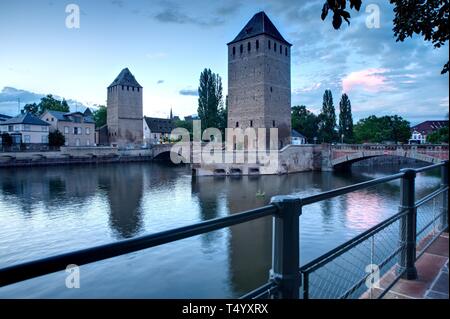 Die Barrage Vauban, oder Vauban Dam, ist eine Brücke, Wehr und defensive Arbeit errichtet im 17. Jahrhundert auf der Ill in der Stadt Straßburg in Fran Stockfoto