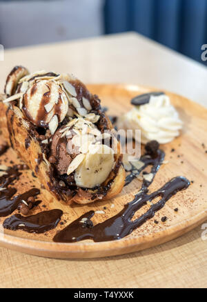 Nutella Puff Parfait Bananen mit Schokolade auf Holz- fach Stockfoto