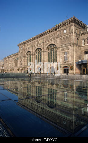 Der Bau des heutigen Bahnhofs geht in die Bautätigkeit des Deutschen Kaiserreiches zurück. Der Bahnhof wurde auf dem Gelände der Straßburger Vauban - B Stockfoto