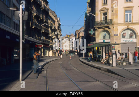 Straßburg, moderne Straßenbahn, Haltestelle Homme de Fer, Rue de la Haute Montee - Straßburg, moderne Straßenbahn, Homme de Fer, Rue de la Haute Mont Stockfoto