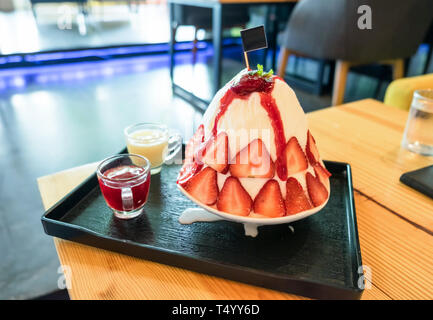 Bingsu Patbingsu, Erdbeere mit Kondensmilch auf Flake ice Dessert erfrischende Stockfoto