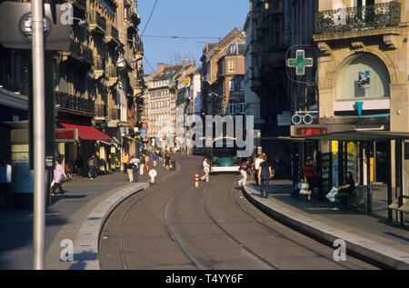 Straßburg, moderne Straßenbahn, Haltestelle Homme de Fer, Rue de la Haute Montee - Straßburg, moderne Straßenbahn, Homme de Fer, Rue de la Haute Mont Stockfoto