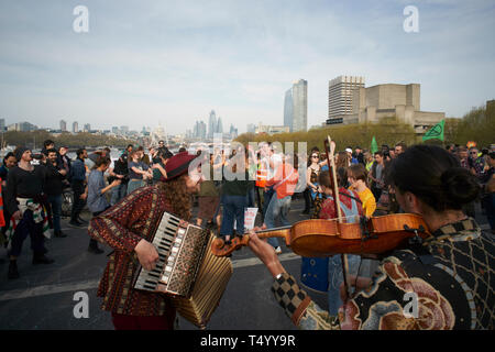 Das Aussterben Rebellion Besetzung der Waterloo Bridge in London, Großbritannien, am 18. April 2019. Stockfoto