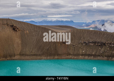 Viti Explosion Krater in Krafla Caldera in Island, im Hintergrund die Berge Blafjall Stockfoto