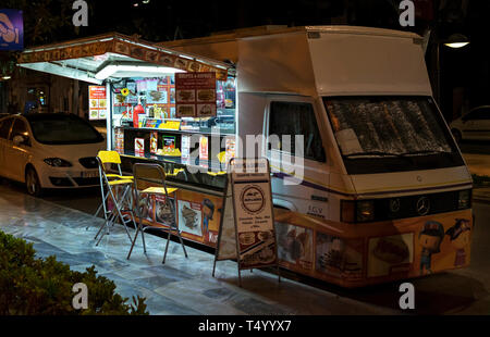 Murcia, Spanien, April 19, 2019; Churros oder Churro und Schokolade stehen, bei Nacht. Street Food vendor in Murcia in Straßen. Traditionelle spanische Küche Stockfoto